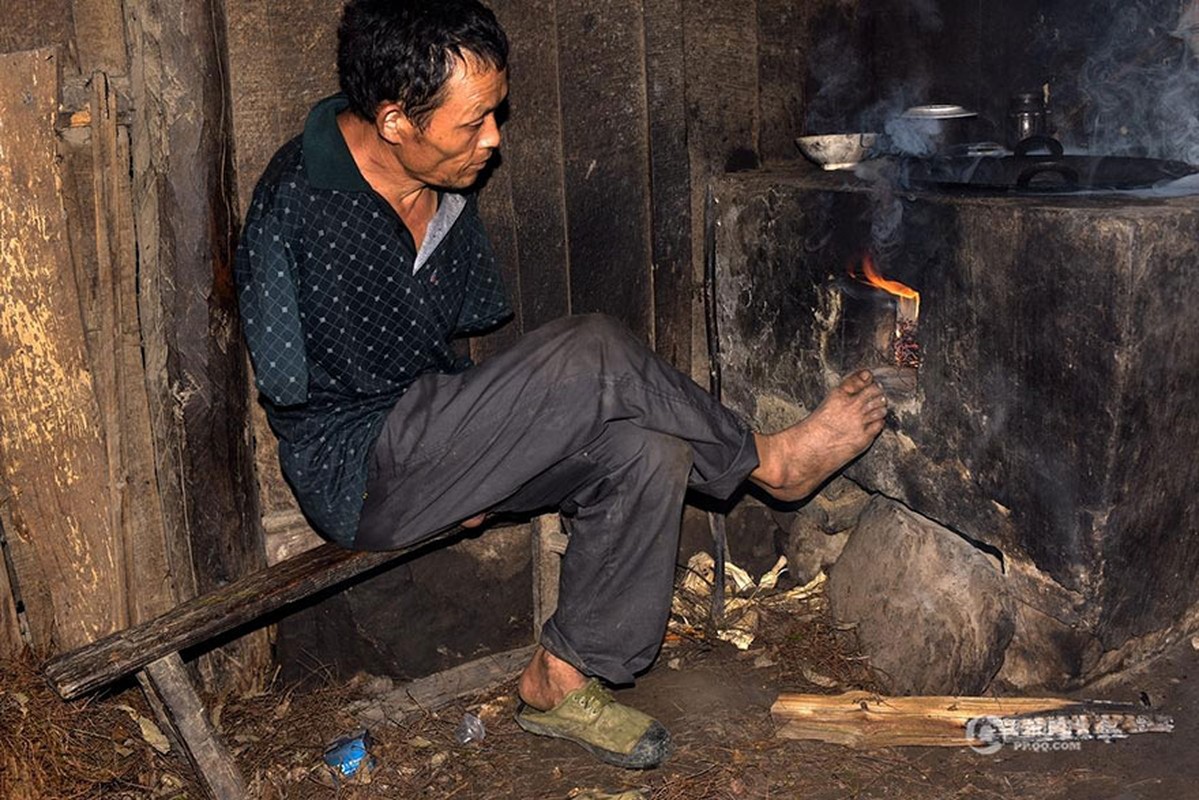 Anh dep mùa Vu Lan: Con cụt tay dung mieng xuc com cho me-Hinh-4